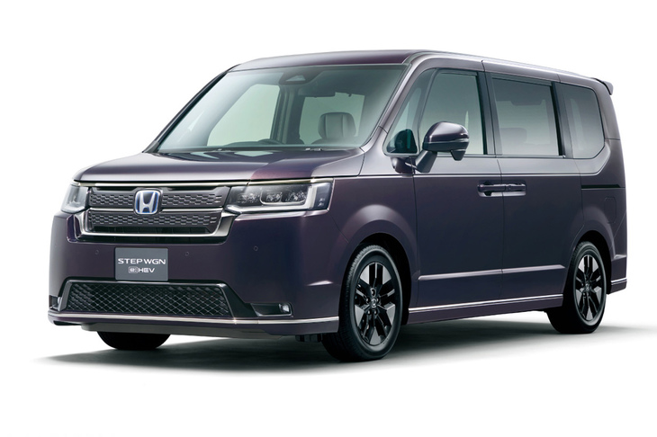 ルーフスポイラーやサイドスカートなどの空力パーツを装着した「スパーダ」。厚みのあるフロントグリルも特徴だ。