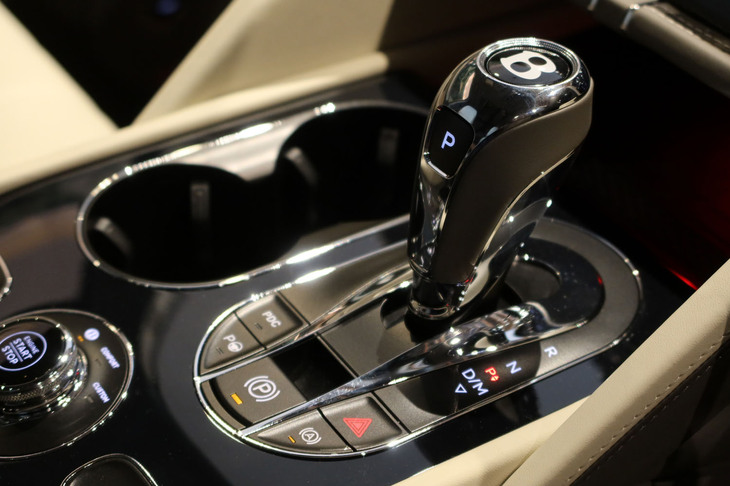 ベントレー・ベンテイガEWBアズール ファーストエディション（シフトノブ周辺部）