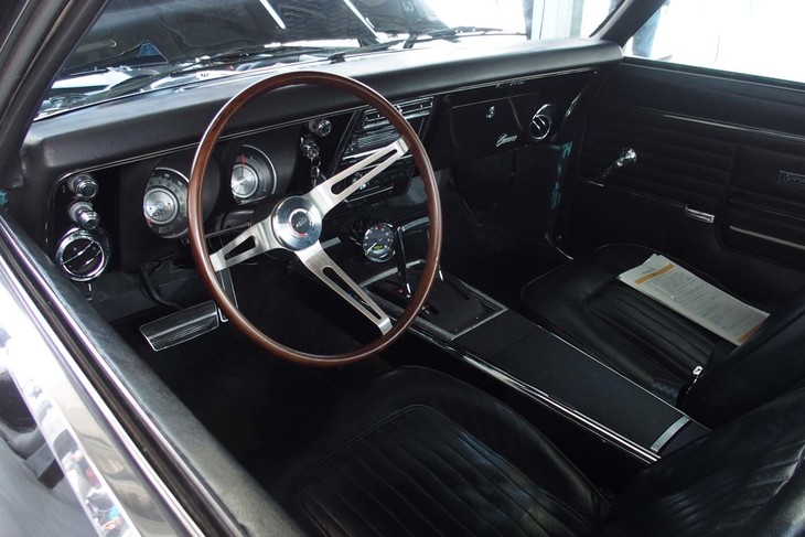 初代「カマロSS」のコックピット。垂直にせり立つダッシュボードが1960年代は最先端のデザインだった。