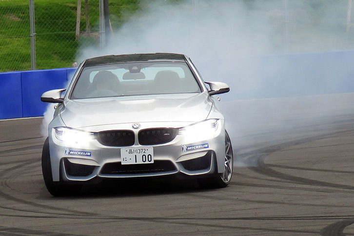 「BMW M4クーペ」で迫力のドリフト走行を披露するのは、ルマン24時間耐久レースで総合優勝を果たした経験もある荒 聖治選手。今年はBMW Team StudieからSUPER GTのGT300クラスに参戦している。