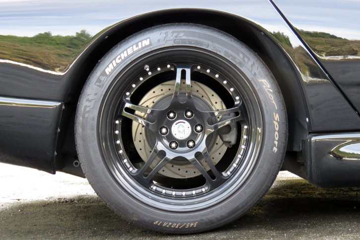 タイヤサイズは前が295/30ZR19、後ろが345/30ZR19と、ノーマルの「バイパー」より前後ともにワイド化と“インチアップ”が図られている。……交換費用については、正直考えたくない。