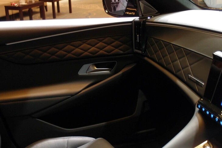 DS 9リヴォリ（ダイヤモンドパターンのレザー装飾）