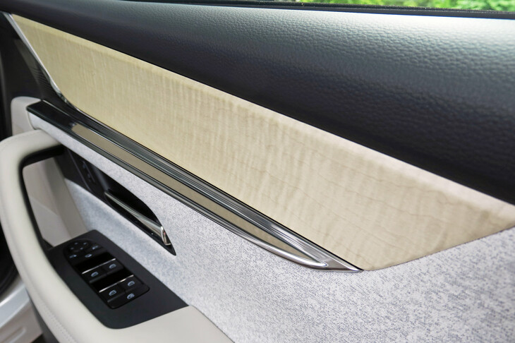 「プレミアムモダン」の内装色はピュアホワイトのみ。インテリアトリムは黒をまぶしたルーセントクロスと本杢（メープル）の組み合わせで、他車の上級グレードにはない、独自の趣を醸し出している。