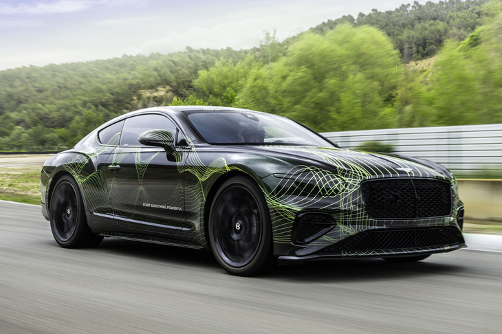 カムフラージュされた新型「ベントレー・コンチネンタルGT」。