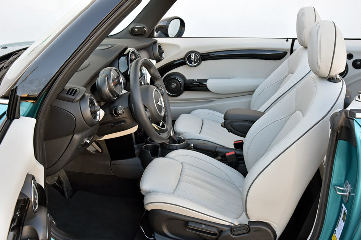 「クーパーS」のフロントシートには、シートヒーターが標準装備される。