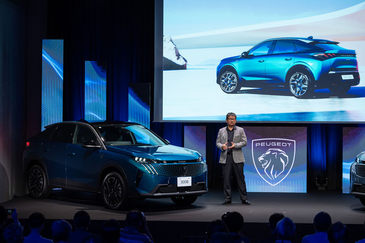 「プジョー3008」の発表イベントでステージに立ったステランティス ジャパン代表取締役社長の成田 仁氏。