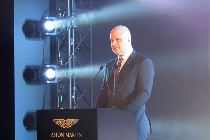 新型「ヴァンテージ」の特徴について語る、チーフエンジニアのマット・ベイカー氏。「エンジンは4リッターV8ツインターボで、0-100km/h加速は3.7秒、最高速は314km/hに達します」