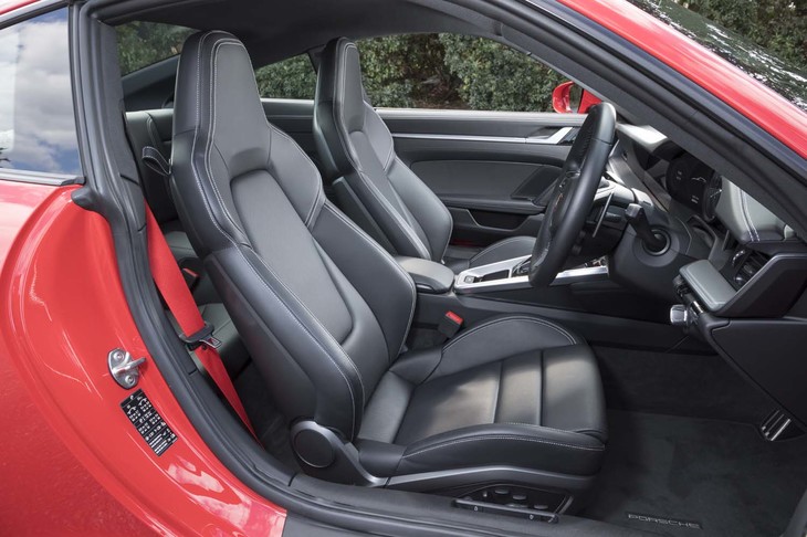 「911」の伝統ともいうべきヘッドレスト一体型のシート。試乗車のものは18wayの電動調節機構を持つスポーツシートで、54万4908円のオプション扱い。