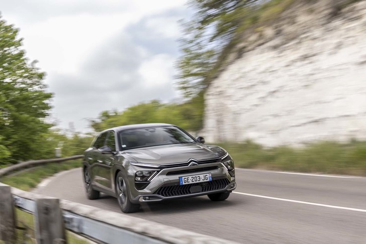 サスペンションはフロントがマクファーソンストラット式でリアがマルチリンク式。「プログレッシブハイドローリッククッション」に減衰力可変式ダンパーを組み合わせた「アドバンストコンフォートアクティブサスペンション」は「ハイブリッド」専用装備。