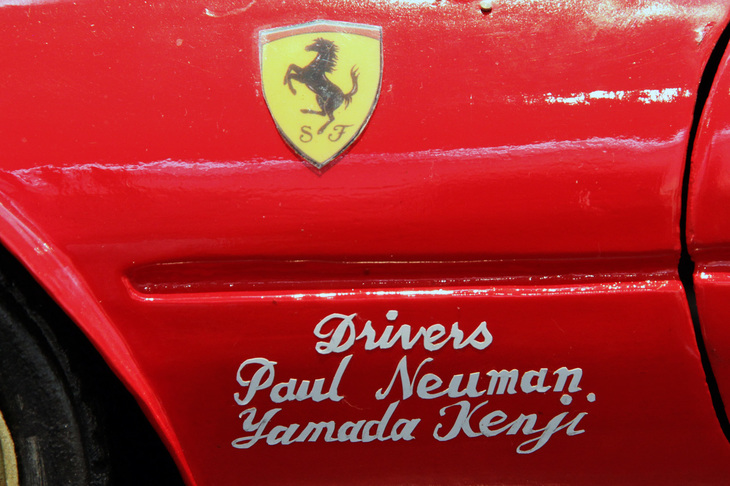 「365GTB/4」のフロントフェンダーに描かれたドライバー名。ポール・ニューマンの下は……こういうちゃめっ気が山田さんらしい。