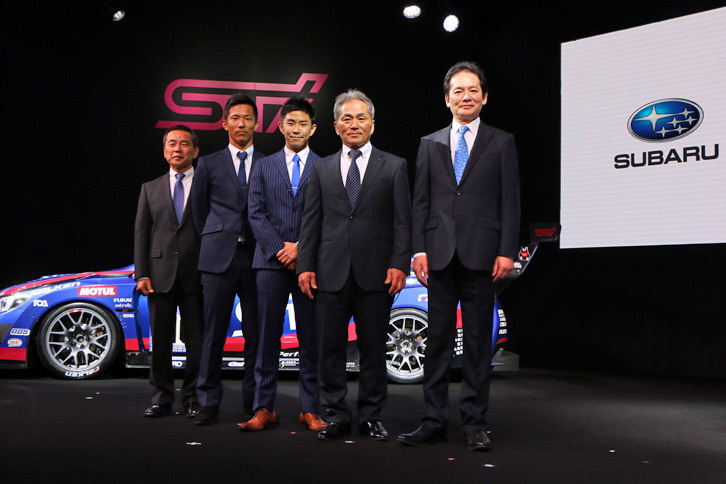 右からSTIの平川良夫社長、同 辰己英治氏、井口卓人選手、山内英輝選手、STIの菅谷重雄氏。平川良夫井口卓人選手山内英輝選手、菅谷重雄氏