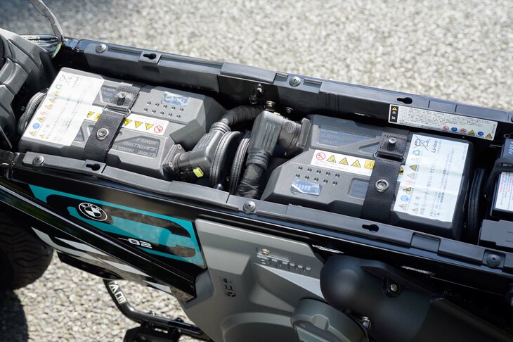 シートの下には2基のバッテリーがすし詰め状態で収まっている。バッテリーの電圧は48V、容量はひとつにつき1.96kWhだ。