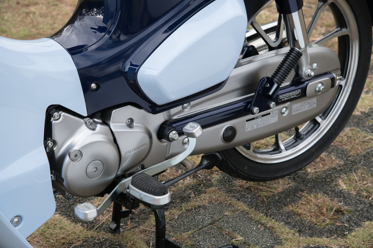 変速は4段のリターン式で、シフトペダル（写真左下）はつま先とかかとの踏み下ろしで操作できるシーソー型。ドライブチェーンはカバーで覆われている。