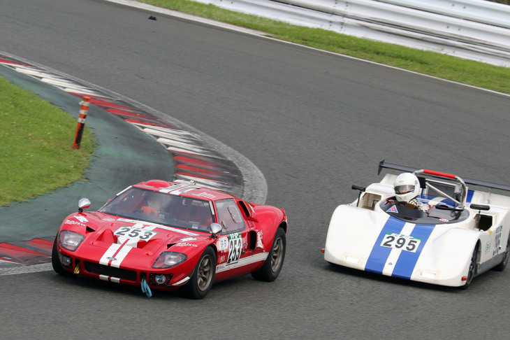 「フォードGT40」を80％に縮小した、その名も「フォードGT35」と「トヨタ7」を模した「FR-7」の、ホンモノ同士では見られないバトル。シャシーは前者が「カドウェル」、後者は「VIVACE」。いずれもワンメイクのミドシップレーシングカーである。