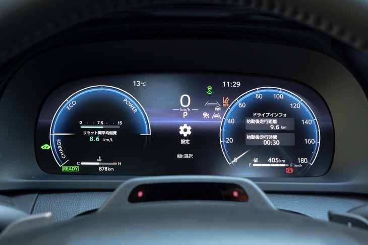 メーターパネルは12.3インチの液晶タイプ。有段変速機を搭載するが、タコメーターは表示できなかった。