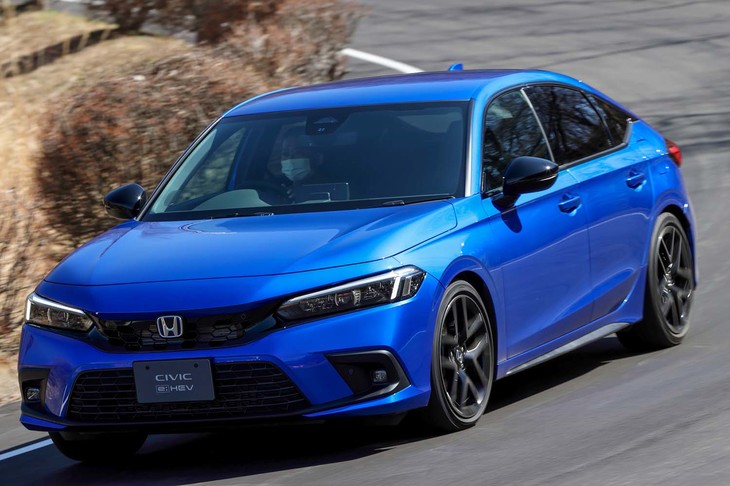 サイクルスポーツセンターの左コーナーを行く「シビックe：HEV」。コース内の制限速度は120km/hと指示されていたため、低速域から全開加速までを幅広く試せた。