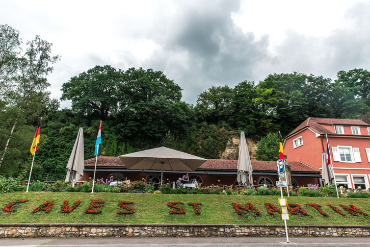 モーゼル川を眺めながら食事できるレストラン「カーヴ・サン・マルタン」。Caves St Martin SA / 53, rte de Stadtbredimus, L-5570 Remich / Tel: +352 23 61 99 1 (Office)