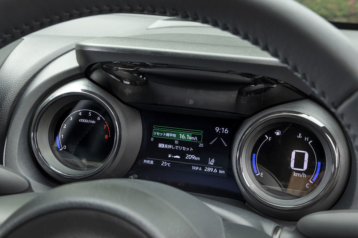 双眼鏡をモチーフにしたという特徴的なデザインのメーター。すべての表示部に液晶パネルが用いられており、「Z」グレードではメーターリングがピアノブラック仕上げとなる。