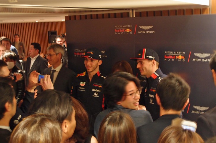 トークショーに続いて、慌ただしくファンとのフォトセッション。トータル15分ほどでおひらきとなった。