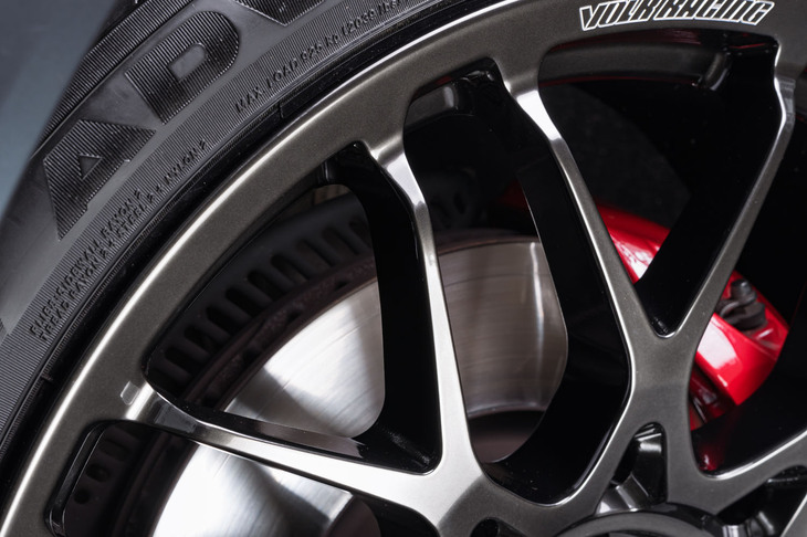 外周部におけるスポークの間隔が広くとられているのが「G29」の特徴。これにより立体感が強調され、ホイールの存在感が強められている。