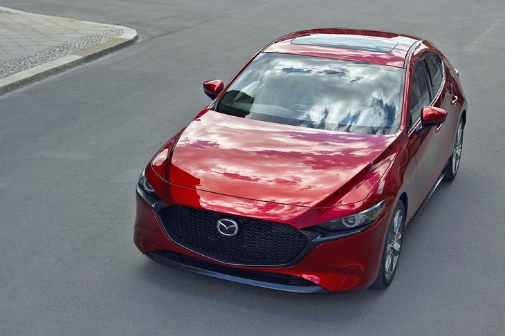 日本では2019年初夏の発売がうわさされる新型「マツダ3」。従来型のガソリンおよびディーゼルエンジンに加えて、燃焼効率に優れる火花点火制御圧縮着火を用いたガソリンエンジン「スカイアクティブX」もラインナップされる。