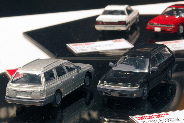 トミカリミテッドヴィンテージNEOの「スバル・レガシィツーリングワゴン」。意外なことに、セダンは製品化されていたが、ワゴンは同シリーズではこれが初めて。NA仕様（左）とターボ仕様（右）でボンネットを変えている。発売時期、価格ともに未定。