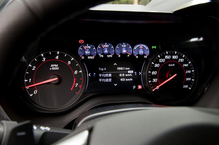 メーターは2眼式で、中央部に「ドライバーインフォメーションセンター」と呼ばれる8インチのカラーディスプレイを装備。燃費や走行距離に加え、ラップタイムやコーナーでのGフォース、タイヤの空気圧や温度などの情報を確認できる。