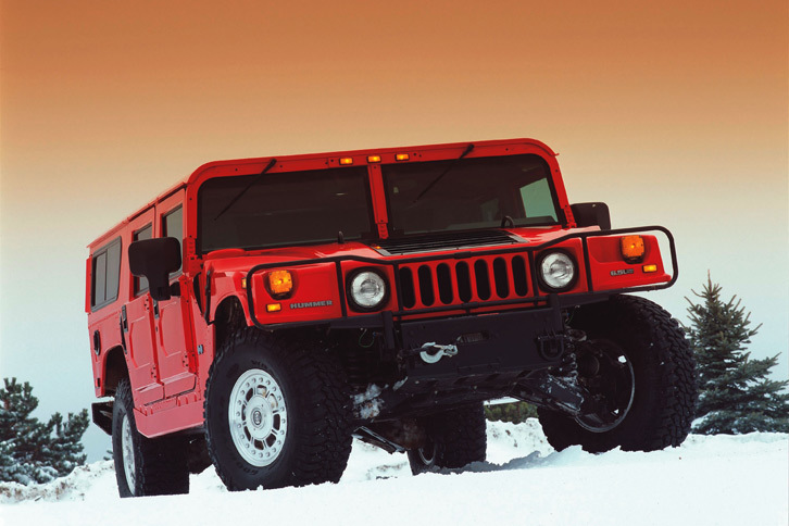 軍用車「ハンヴィー」をベースに開発された「ハマーH1」。後にハマーブランドはゼネラルモーターズの傘下となり、同社のSUVと基本設計を共有する「H2」や「H3」が誕生した。