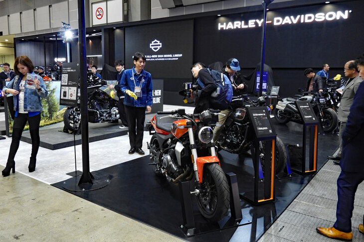 「東京モーターサイクルショー2024」よりハーレーダビッドソンのブースの様子。