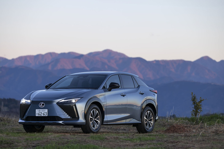 2023年3月にブランド初の電気自動車専用モデルとして発売された「レクサスRZ」。まずは4WDの「RZ450e」が登場し、同年11月にFWDの「RZ300e」（今回の試乗車）が追加された。