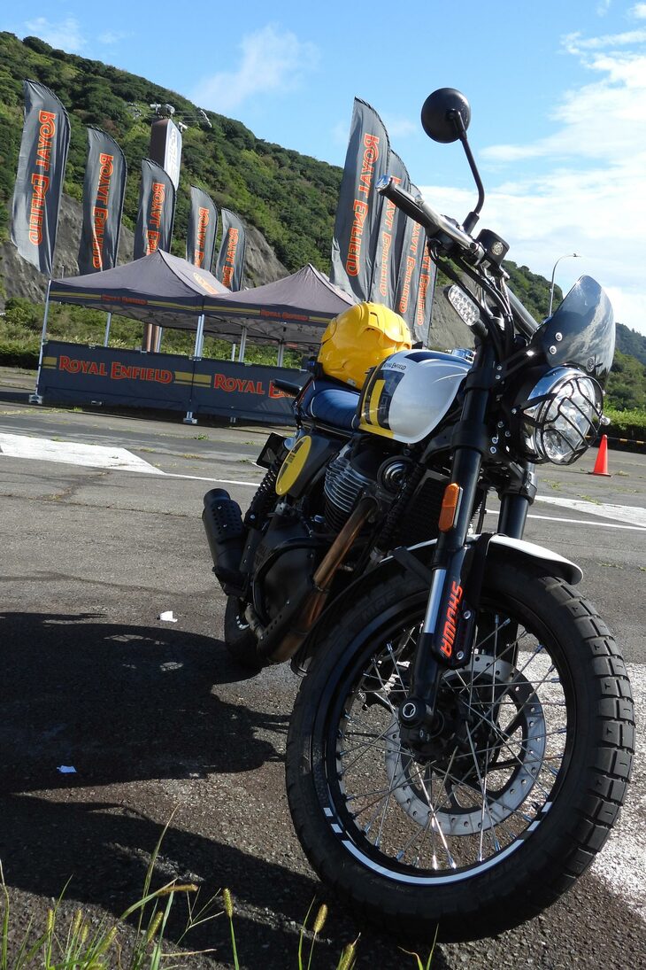 記者が観察していた限り、最初に到着された参加者のマシンがこちら。「ワイルドハニー」のカラーリングが鮮やかなスクランブラー「ベア650」だ。オーナー氏いわく「この色のベア650にはなかなか遭わないんですよね」とのこと。フロントフォークの「SHOWA」の赤いステッカーがチャームポイント。