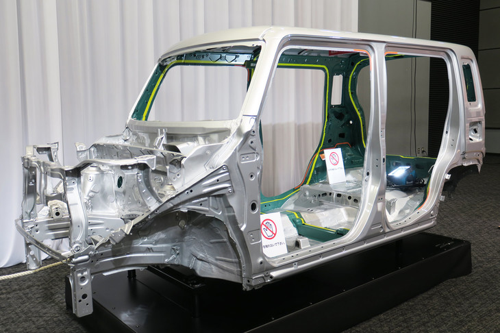こちらは新型「ハスラー」のボディー骨格。スズキのクルマとして初めて、一部の組み立てに構造用接着剤を採用。ボディー剛性を高めた。