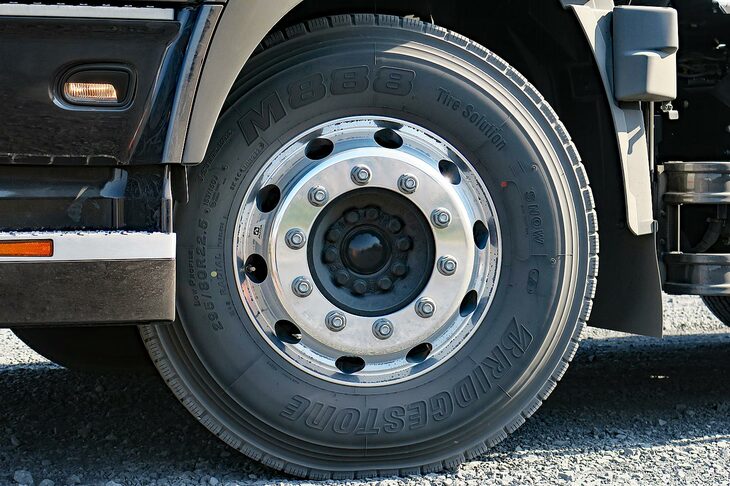タイヤサイズは295/80R22.5という巨大なもの。試乗車にはブリヂストンのトラック用タイヤ「V-STEEL MIX M888」が装着されていた。