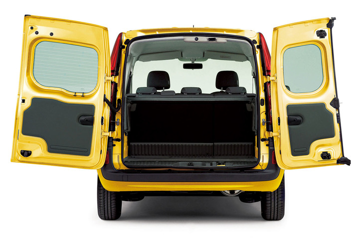 「カングー」の荷室容量は660～2866リッター。リアゲートは観音式。