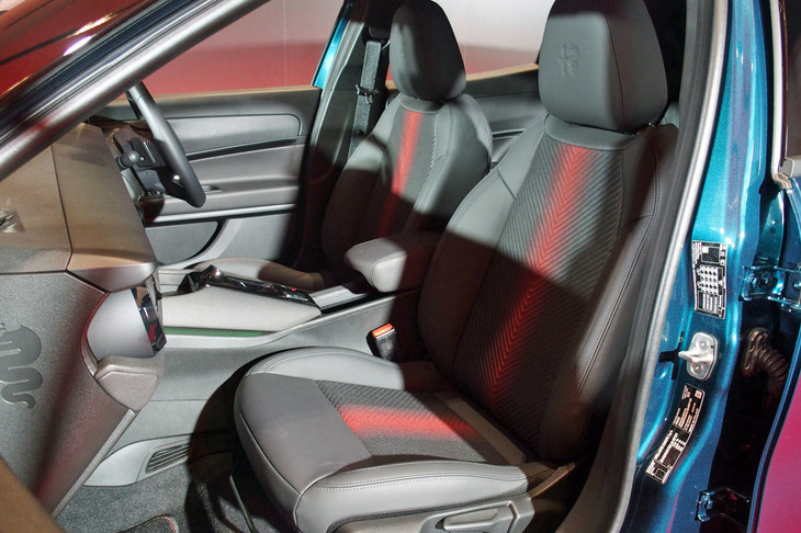 アルファ・ロメオ・ジュニア（フロントシート）