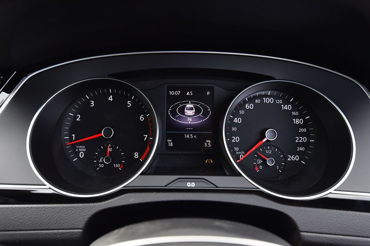 メーターは、アナログ式の2眼タイプ。これまでモノクロだった中央のインフォメーションディスプレイは、カラー表示に改められた。