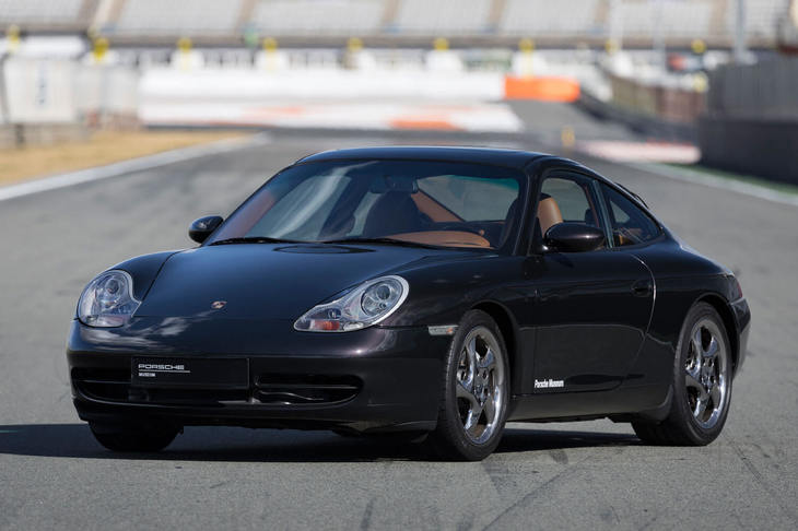 996型の「911」は、“涙目”と呼ばれるヘッドランプが外観上の特徴となる。参考までに、写真は162万円のモデルとほぼ同時期に生産された前期型の「カレラ4」。