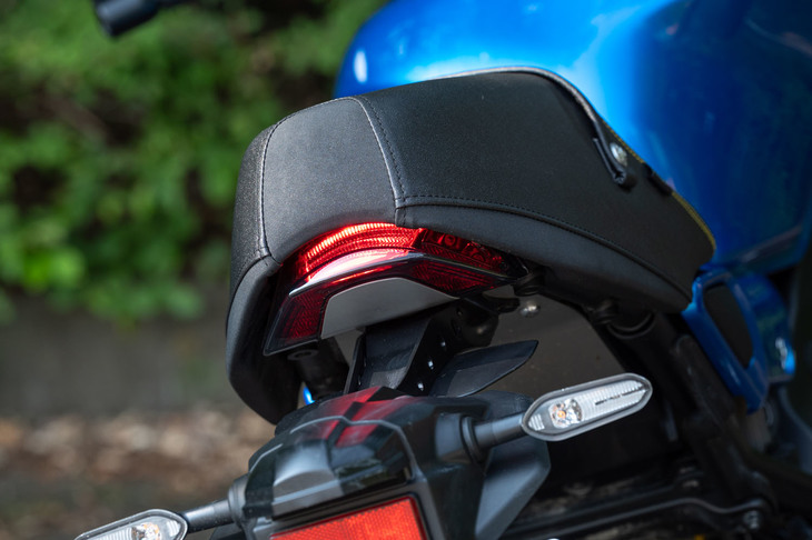 タンデムシートは、往年のレーサーのリアカウルをほうふつとさせる“箱型”のデザインが特徴。シート下で光る小ぶりなLEDテールランプもスタイリッシュだ。