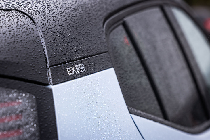 海外では複数のパワートレインが設定される「EX30」。日本においてはまず、リアにモーターを1つ搭載する「EX30ウルトラ シングルモーター エクステンデッドレンジ」から販売が開始された。車両本体価格は559万円。