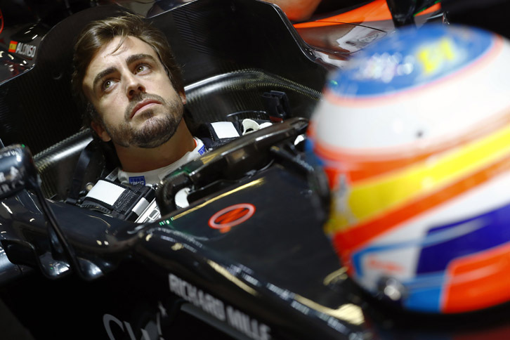 開幕戦の大クラッシュで第2戦を欠場したフェルナンド・アロンソ（写真）が中国で復帰。マクラーレン・ホンダは今季の目標であるQ3進出を目指したが、ニコ・ヒュルケンベルグのクラッシュで赤旗。最後の1分を残しQ2セッション終了となったことでアタックを断念せざるをえなくなり、アロンソ12位（ヒュルケンベルグのペナルティーで11位）、ジェンソン・バトン13位（同12位）と不完全燃焼に終わった。レースでは両ドライバーともピット作戦がうまく機能せず、アロンソ12位、バトン13位完走。（Photo=McLaren）