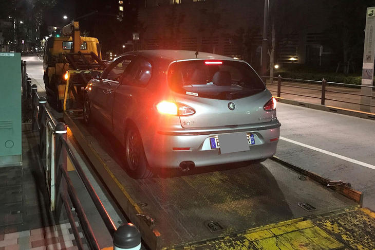 深夜にレッカー移動される“激安3号”。