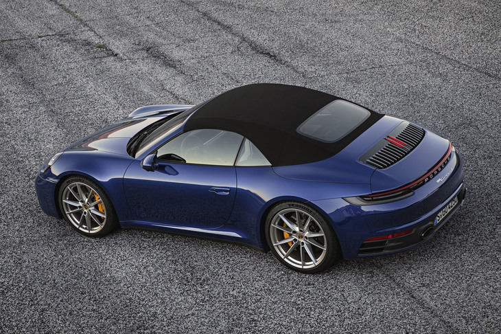 ソフトトップの構造体にマグネシウム製のパーツを採用。開閉はスイッチ操作で簡単に行え、12秒でアクションを完了する。