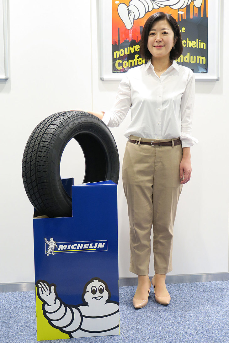日本ミシュランタイヤの鈴木義子さんと、クラシックカー用タイヤの新製品「MVX3-A」。