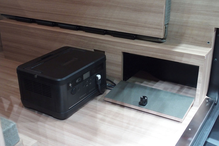 キャラバンMYROOMローンチエディション（ディーラーオプションの「ポータブルバッテリーfrom LEAF」とサイドボックス）