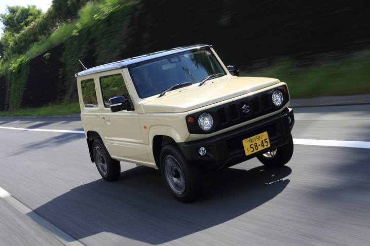 やや丸みを帯びた3代目から一新。カクカクとしたデザインに“先祖がえり”した4代目「ジムニー」。ツートンカラーを含む豊富なカラーバリエーションも、現行型の特徴だ。