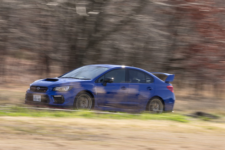 ボディーカラーには定番の「WRブルー」に加え、ホワイトやブラックも用意された。