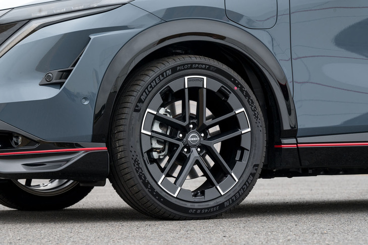 255/45R20のタイヤサイズは変わらないが、コンパウンドと内部構造を専用開発した「ミシュラン・パイロットスポーツEV」を採用。ホイールは8.0Jから8.5Jへとリムがワイドになった。