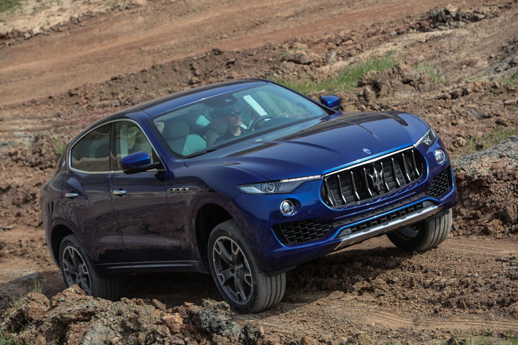 センターコンソールにあるエアサスのライドハイト調整スイッチで「オフロード1」を選ぶと、標準地上高（207mm）から25mm、「オフロード2」を選ぶと40mm上昇するようになっている。