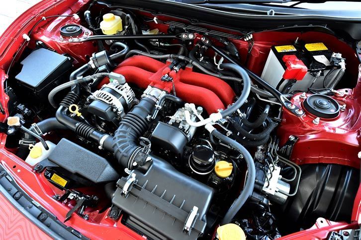 吸気系を中心に改良が施された6段MT仕様のエンジン。AT仕様の最高出力、最大トルクが200ps、20.9kgmなのに対し、MT仕様ではそれぞれ207ps、21.6kgmとなった。