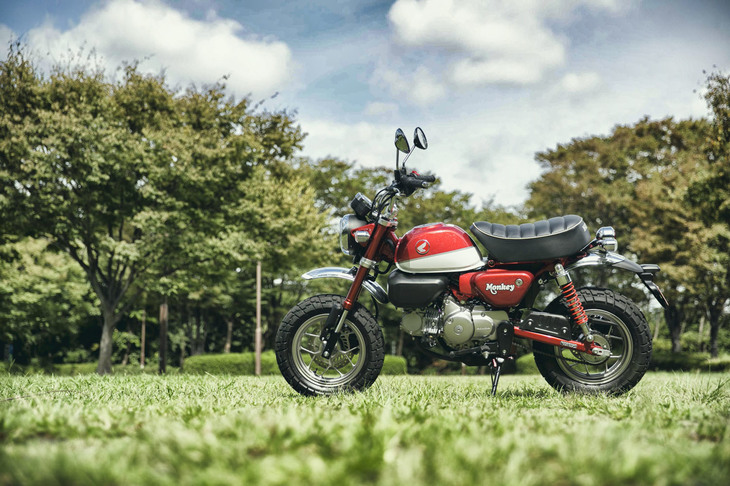 「ホンダ・モンキー125」は、1967年から2017年にかけて国内販売された50ccモデル「モンキー」の後を継ぐモデルとして、2018年7月に発売された。